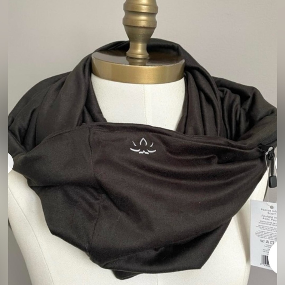 Beyond Yoga Women's Black Pocket Infinity Scarf Zip Pocket 13.5" x 31" Travel